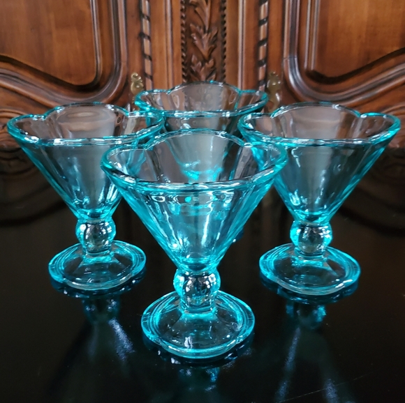 Help Me Identify Please Other - (4) Vntg Aqua 4 Leaf Clover Thick Glass 5 1/2🍨Sundae🍧Parfait🍦Ice Cream Coupes
